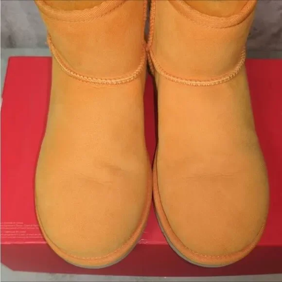 UGG Classic Mini II Short Suede Sheepskin Boots in California Poppy. Size 8 - Picture 4 of 10